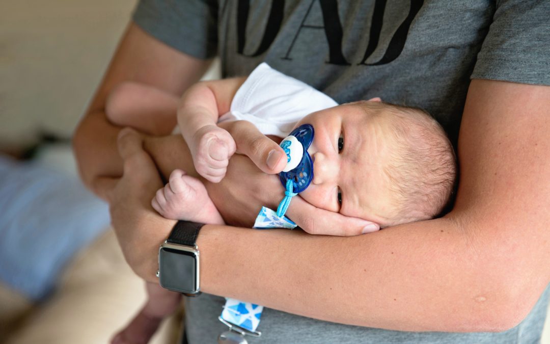 Por que não oferecer chupeta e mamadeira ao bebê