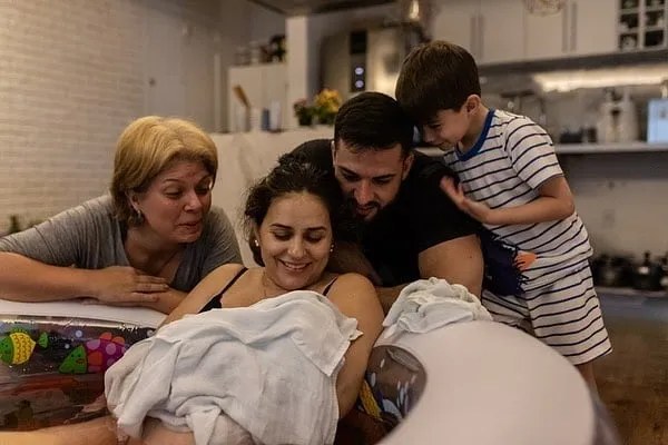 Recém-nascido realizando o teste da orelhinha
