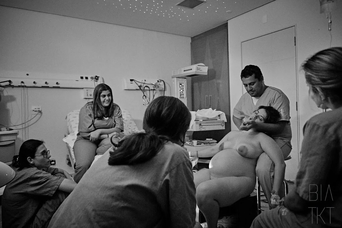 Mãe descansando com o bebê no puerpério