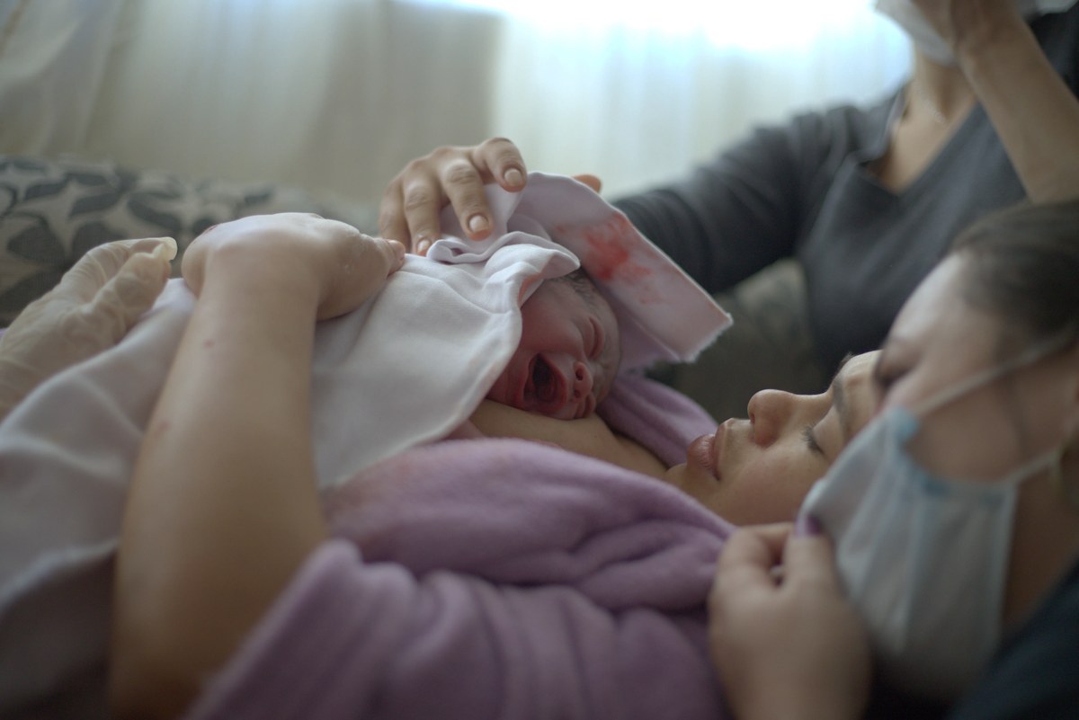 Mãe e bebê após o parto em ambiente acolhedor