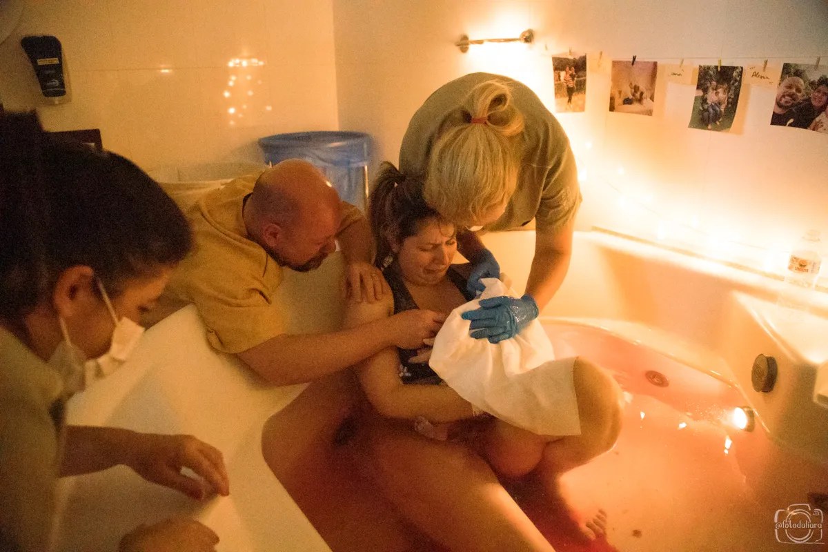 Bebê confortável e protegido no inverno