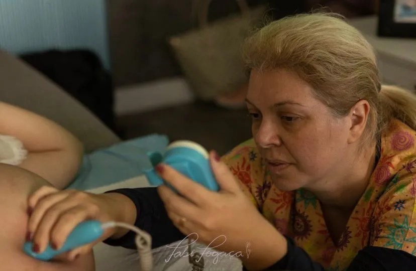 Doula pós-parto apoiando a mãe e o recém-nascido